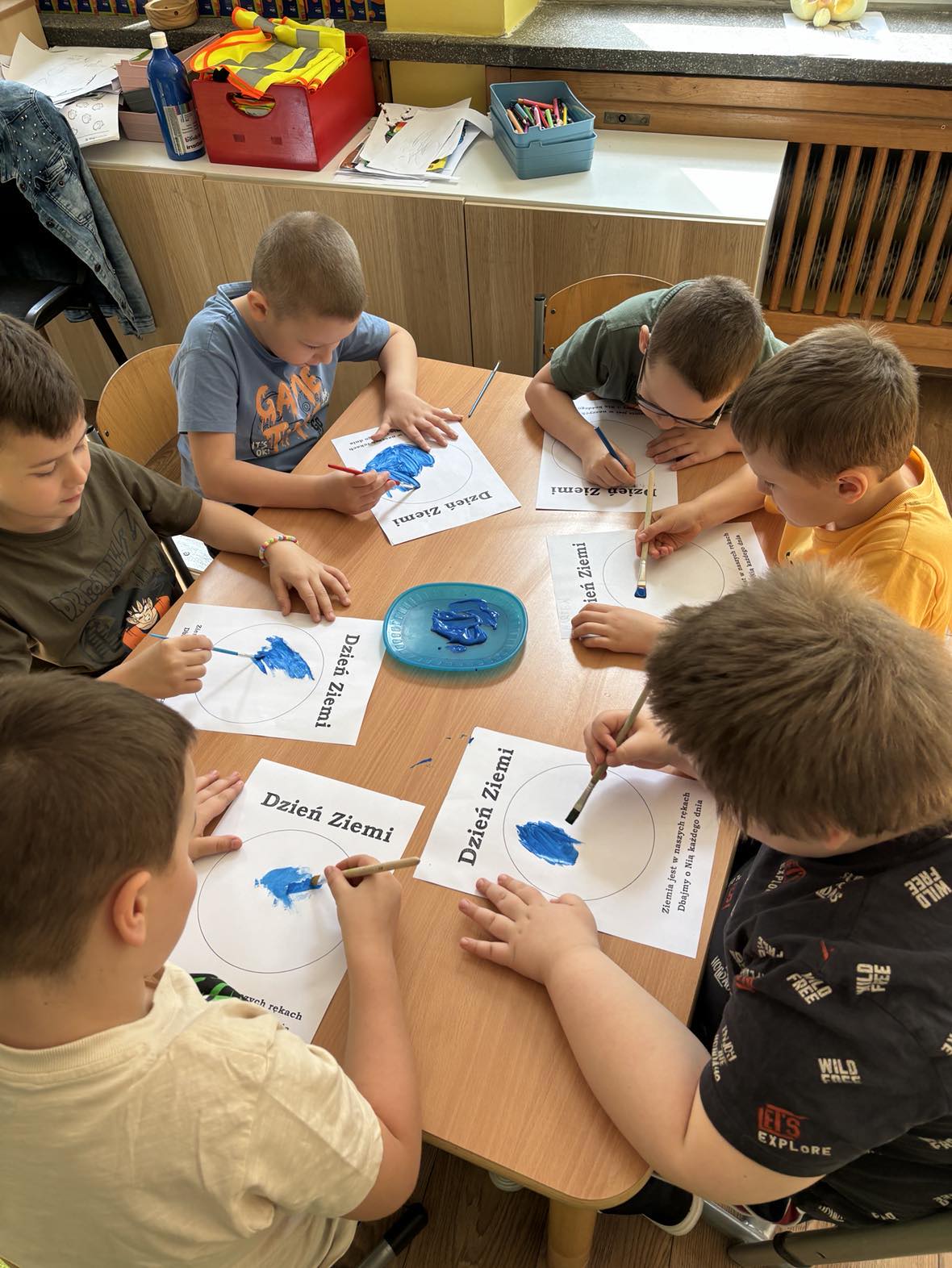 dzieci malują farbami 