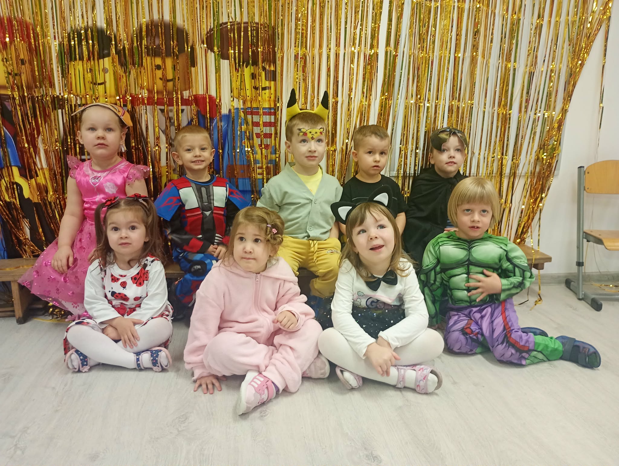 Dzieci podczas balu karnawałowego 