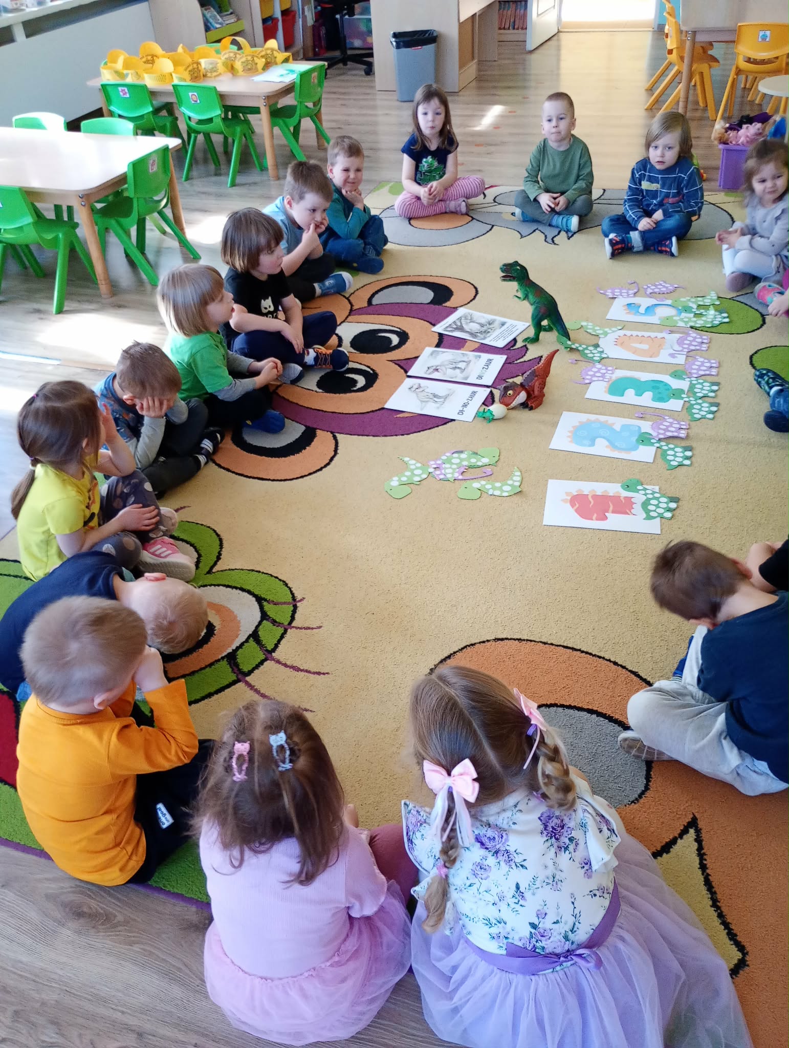 dzieci na dzień dinozaura