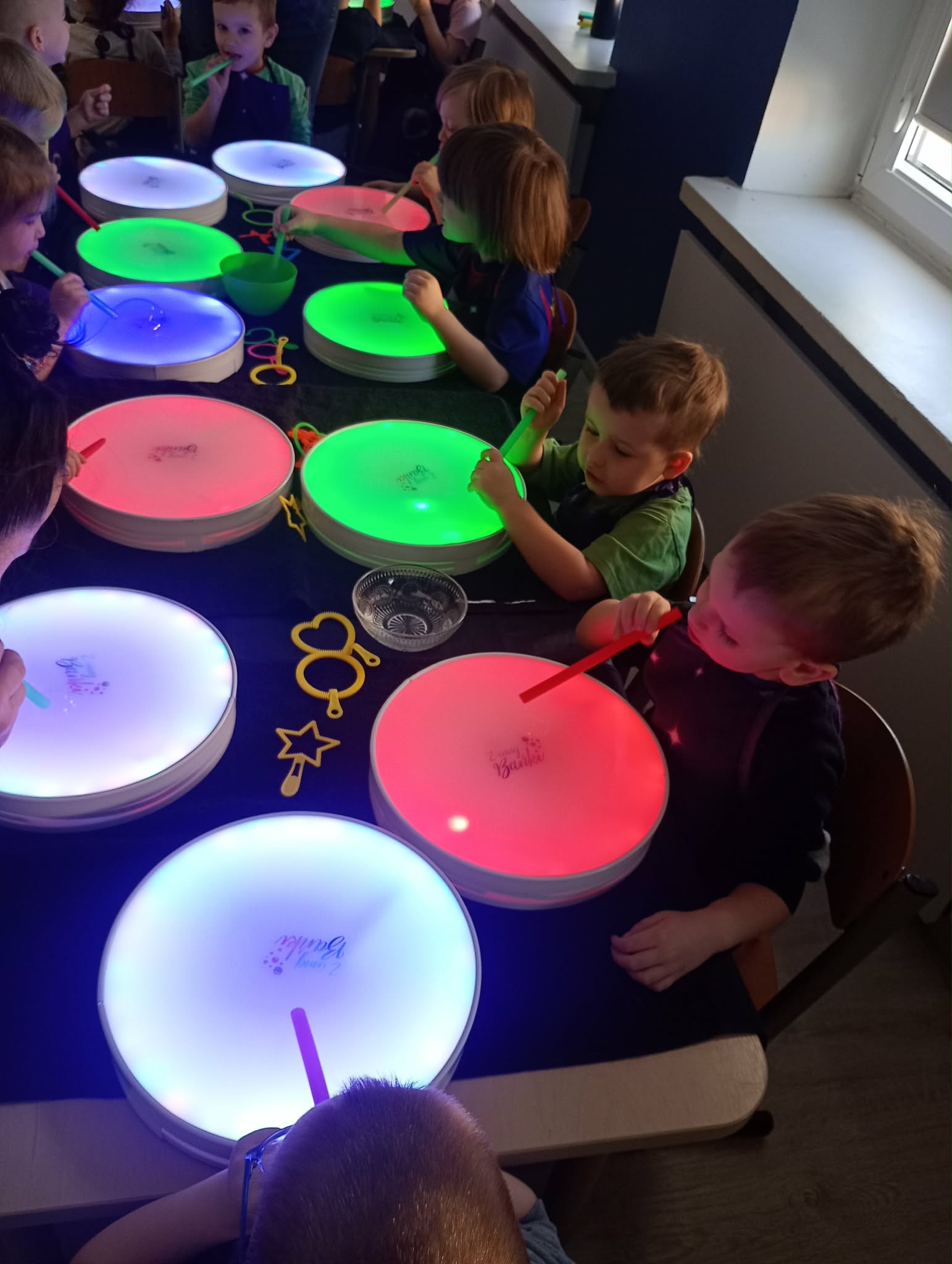 dzieci podczas warsztat&oacute;w z bańkami mydlanymi