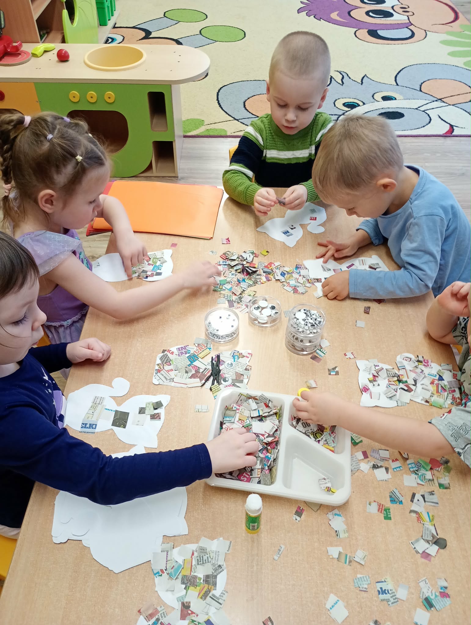 dzieci podczas dnia kota