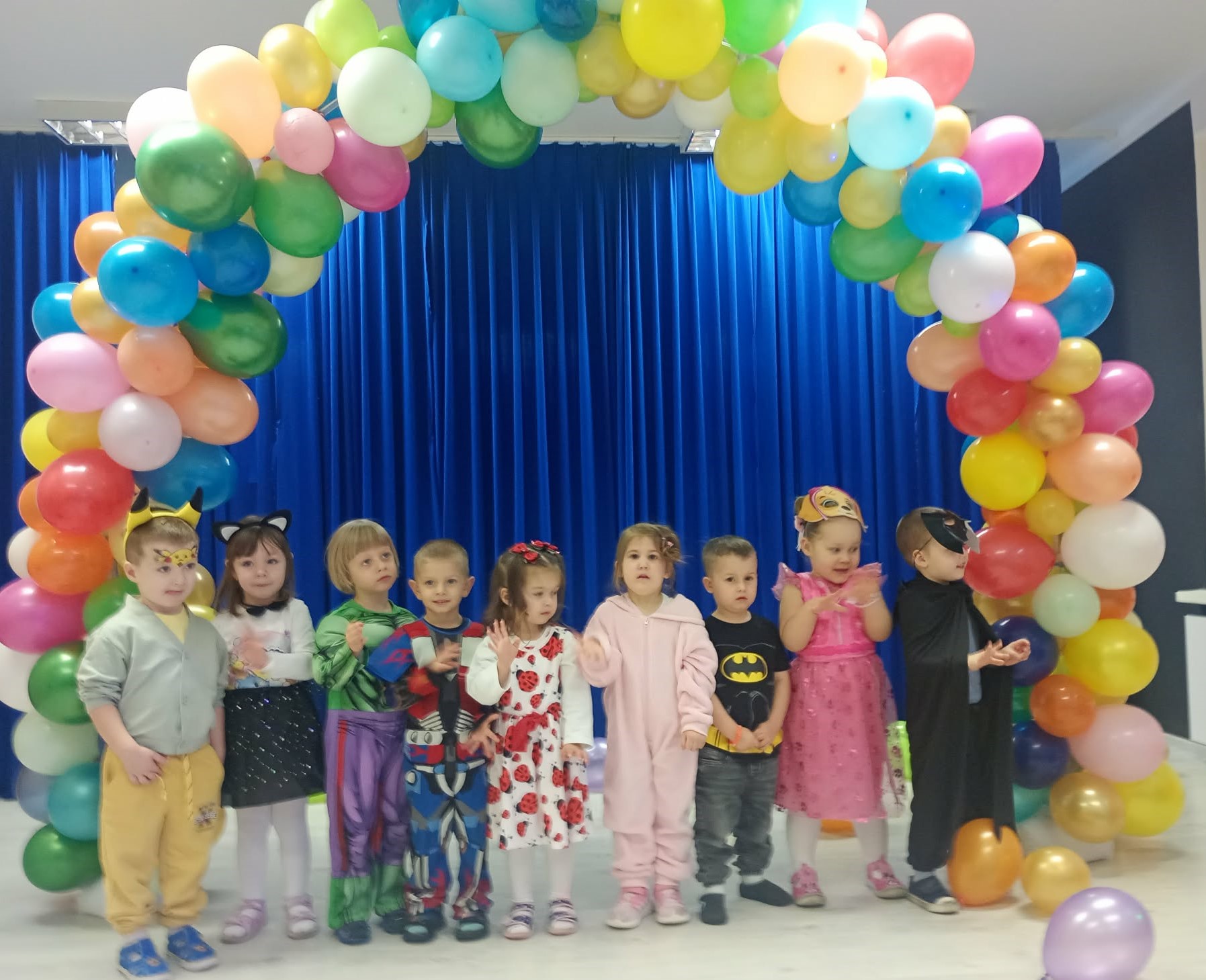 dzieci podczas balu karnawałowgo 