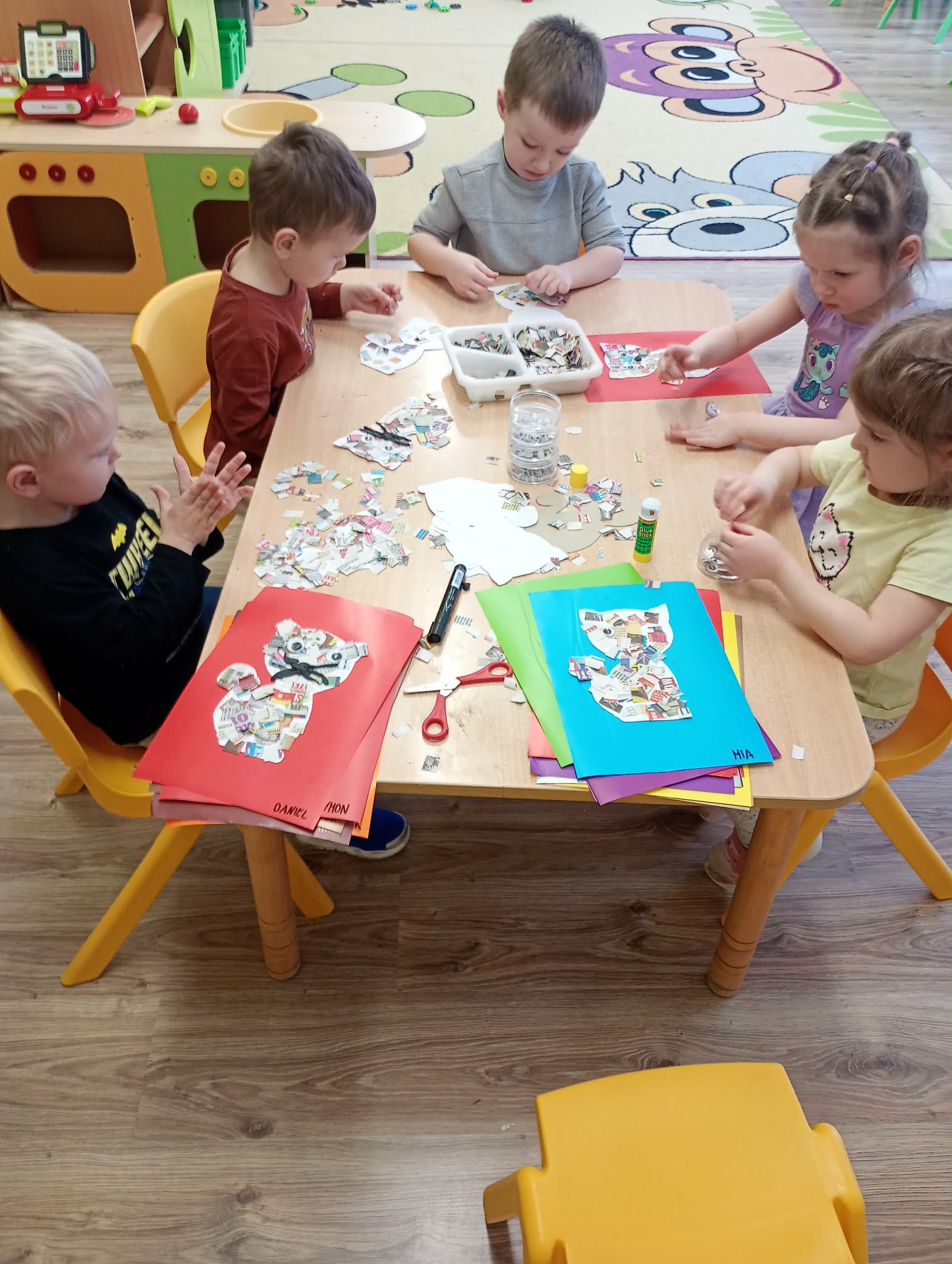 dzieci podczas dnia kota