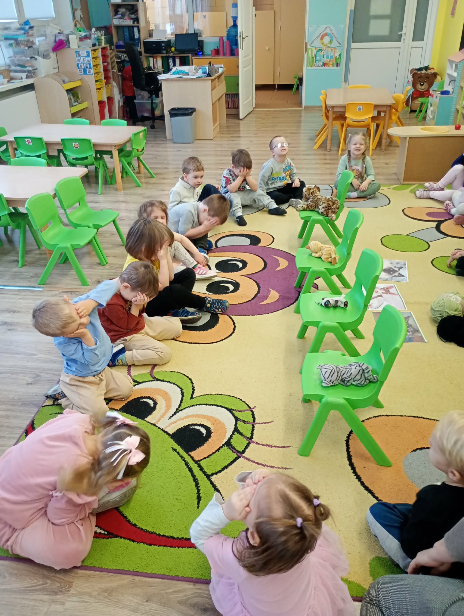 dzieci podczas dnia kota