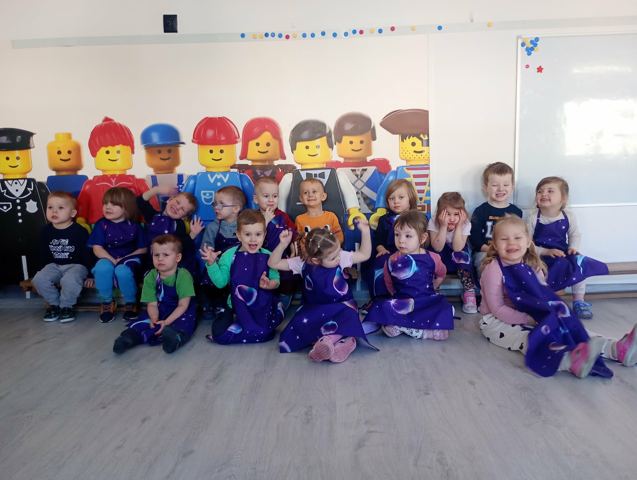 dzieci podczas warsztat&oacute;w z bańkami mydlanymi