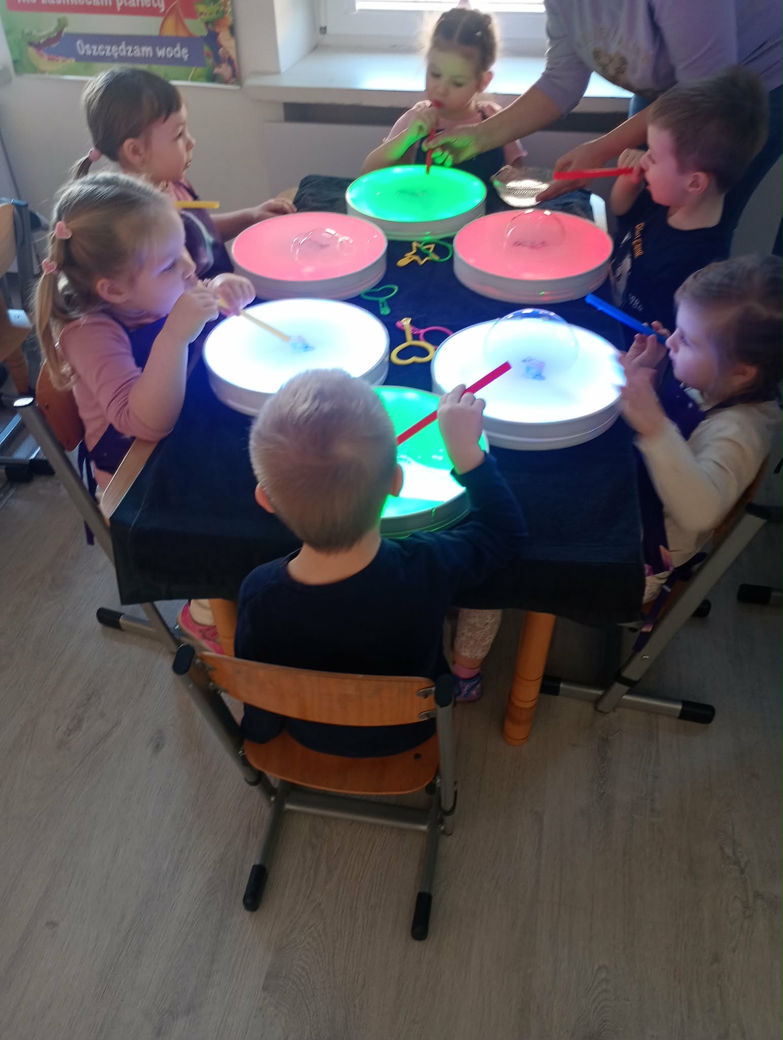 dzieci podczas warsztat&oacute;w z bańkami mydlanymi