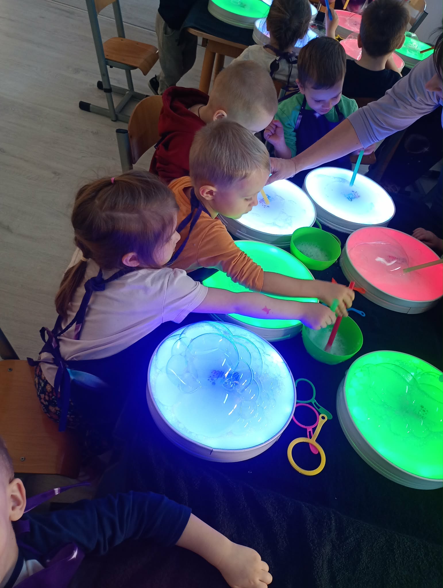 dzieci podczas warsztat&oacute;w z bańkami mydlanymi