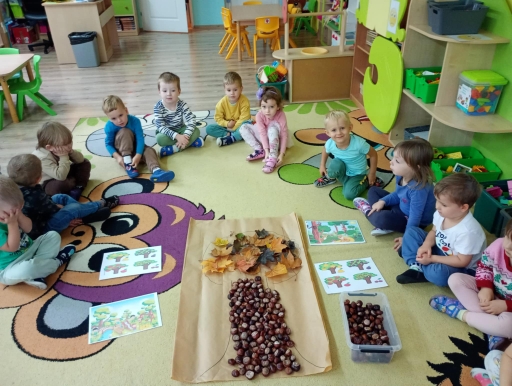 Dzień drzewa - dzieci siedzą w kole i słuchają ciekawostek o drezwach.