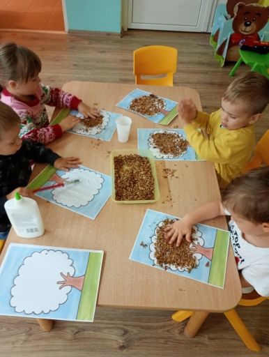 Dzień drzewa - dzieci tworzą prace plastyczne.