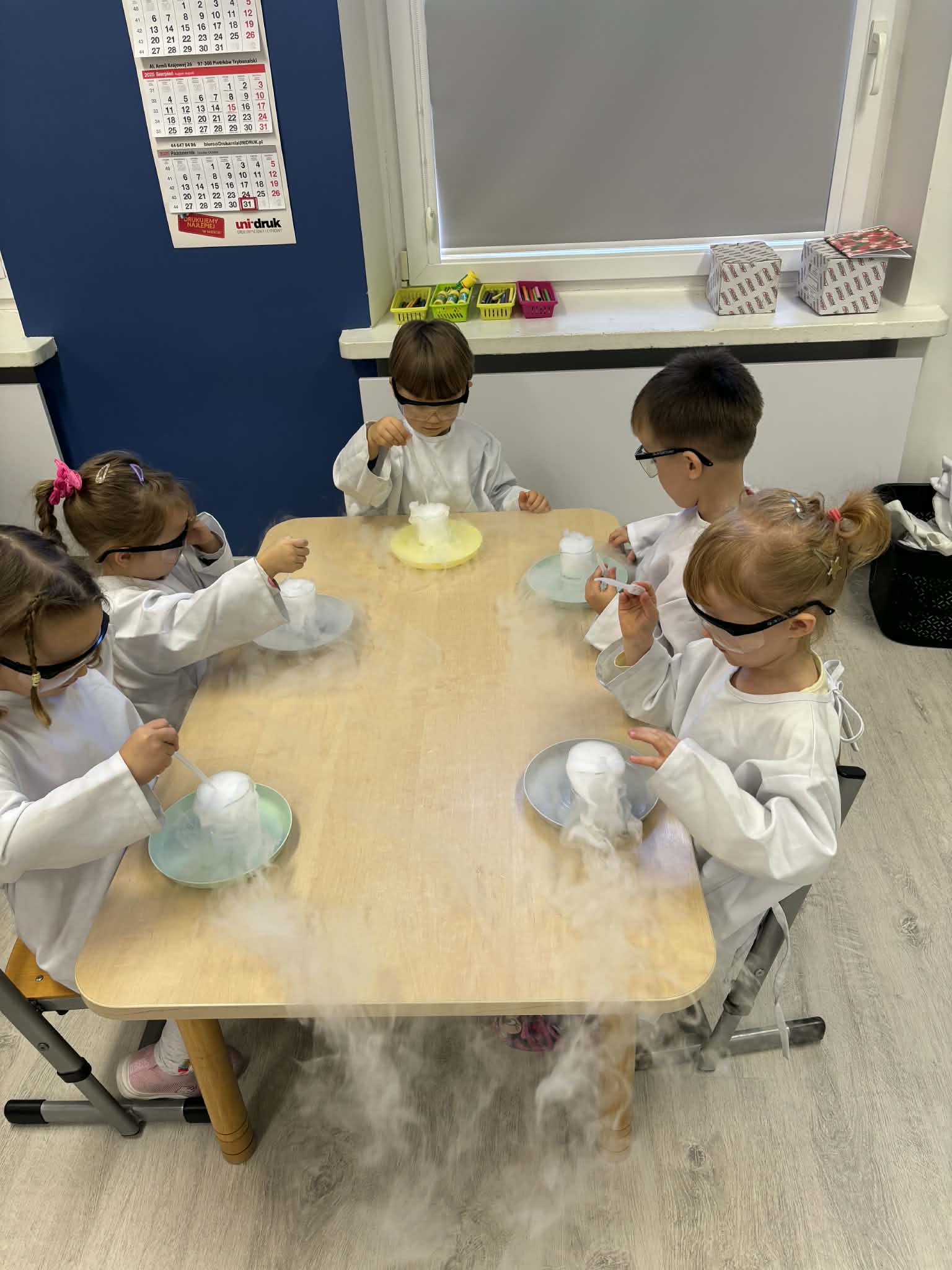 dzieci podczas warsztat&oacute;w chemicznych 