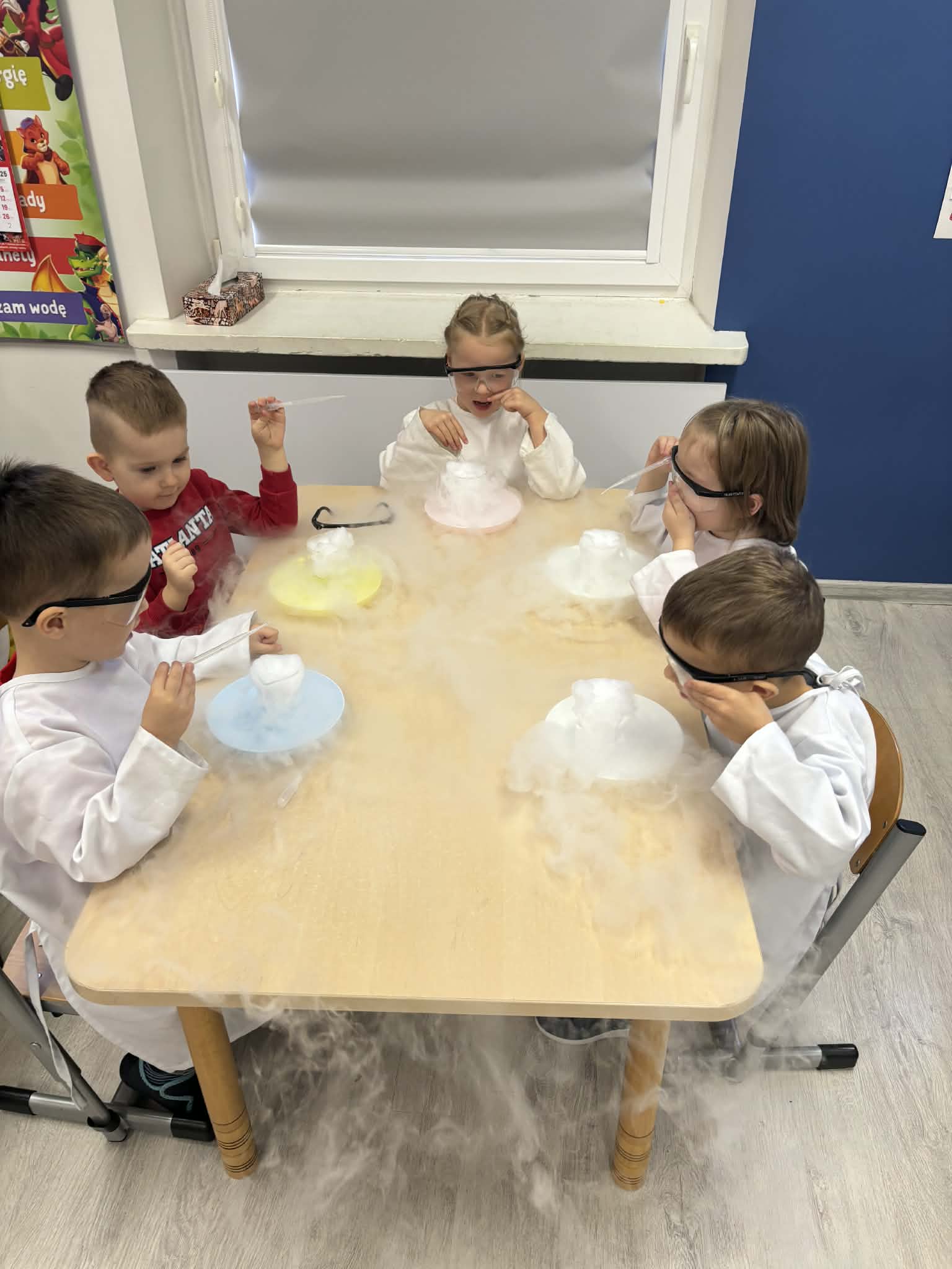 dzieci podczas warsztat&oacute;w chemicznych 