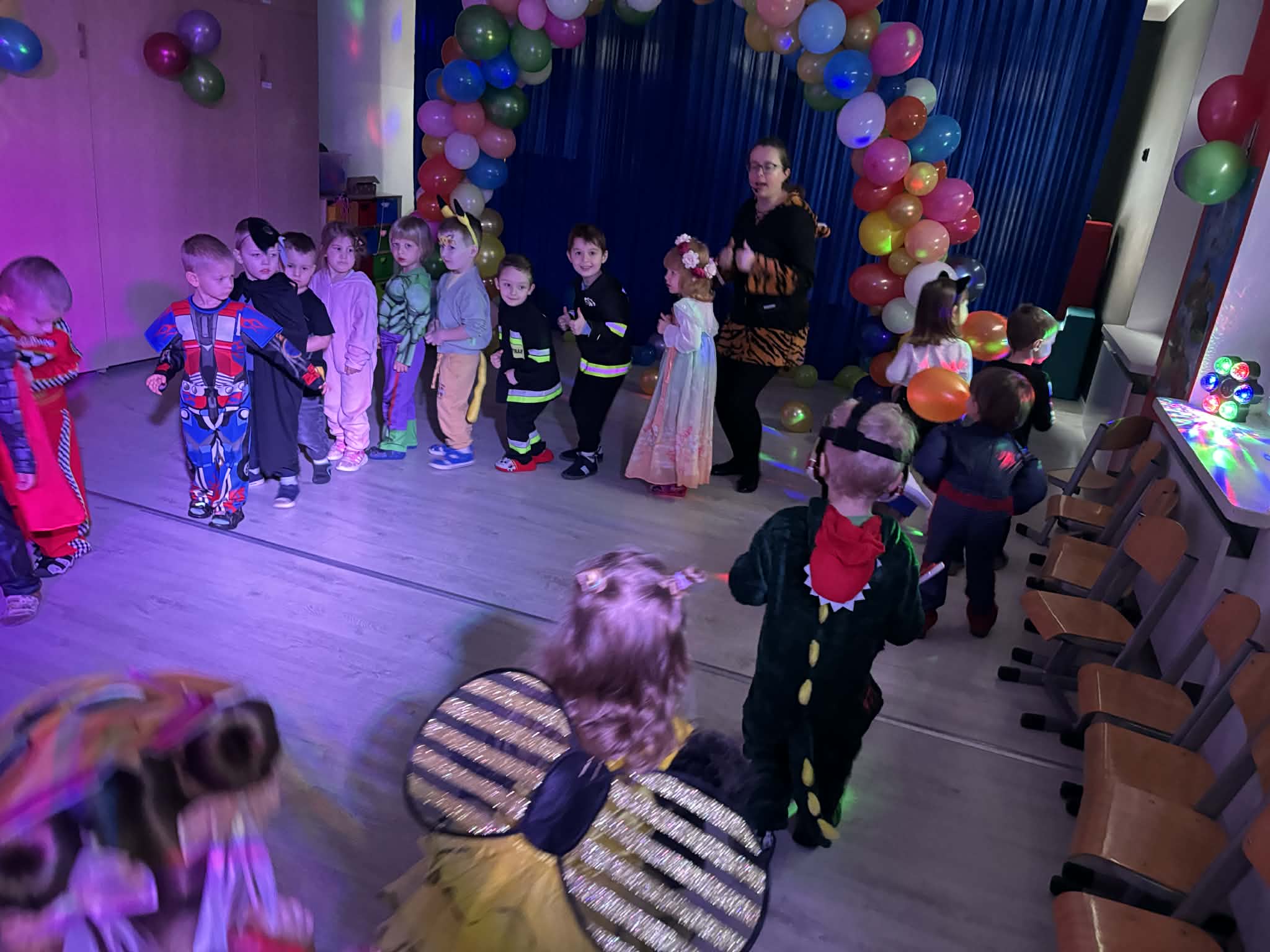 przebrane dzieci na balu karnawałowym