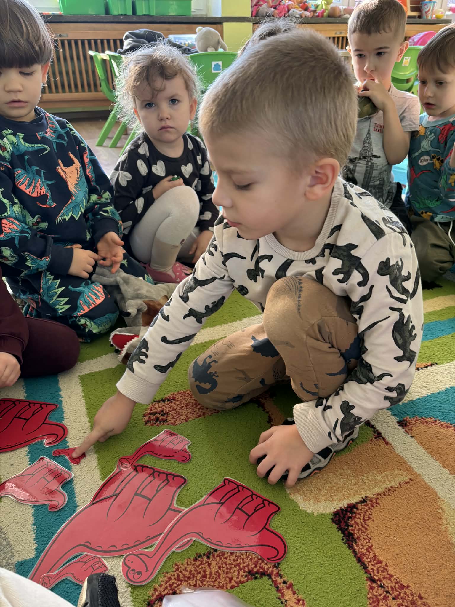 dzieci podczas dnia dinozaura