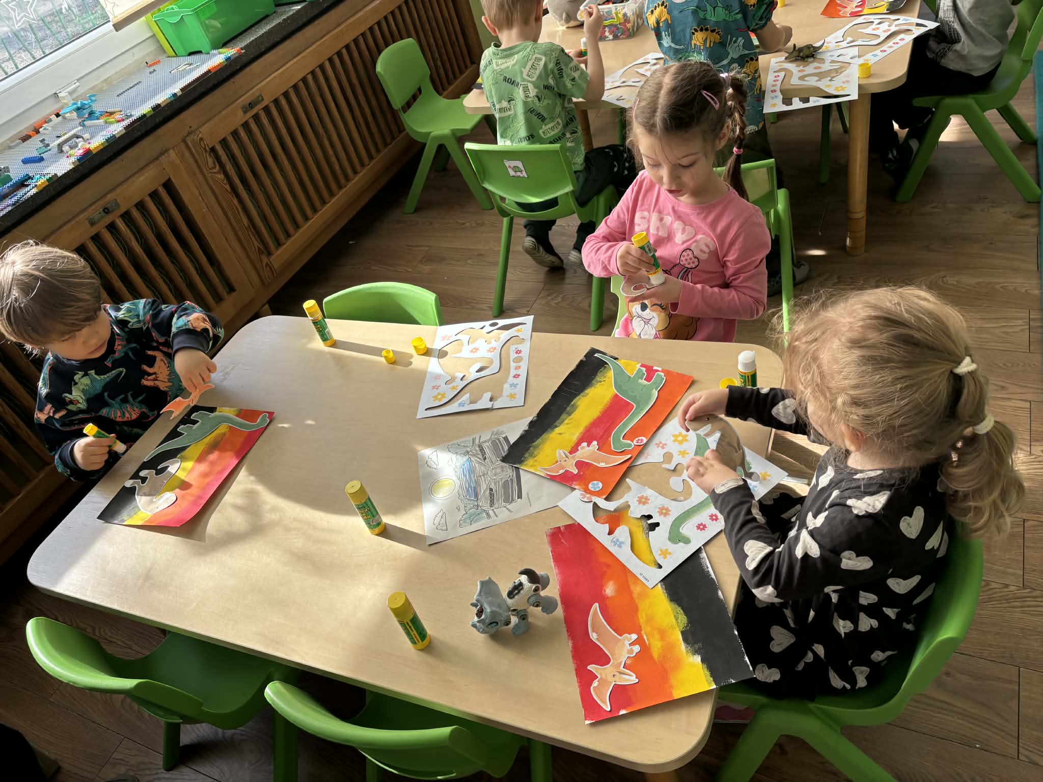 dzieci podczas dnia dinozaura