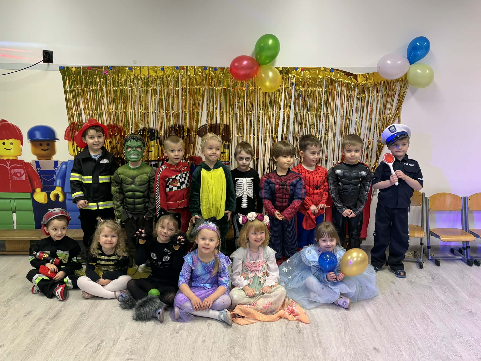 przebrane dzieci na balu karnawałowym