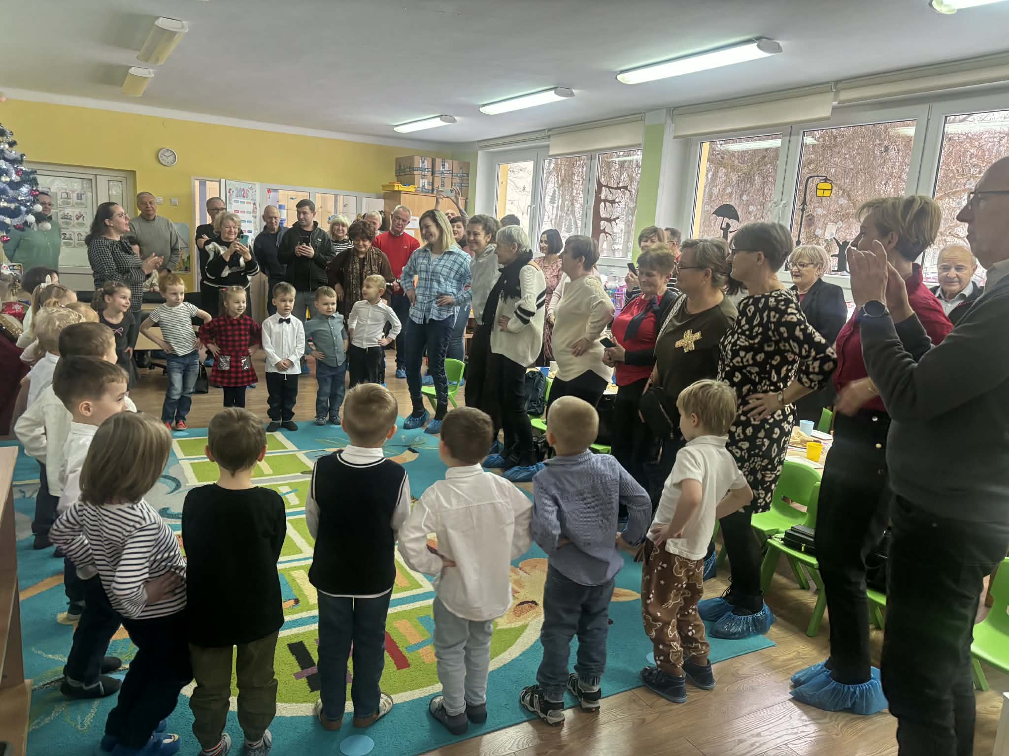 dzieci bawiące się z dziadkami