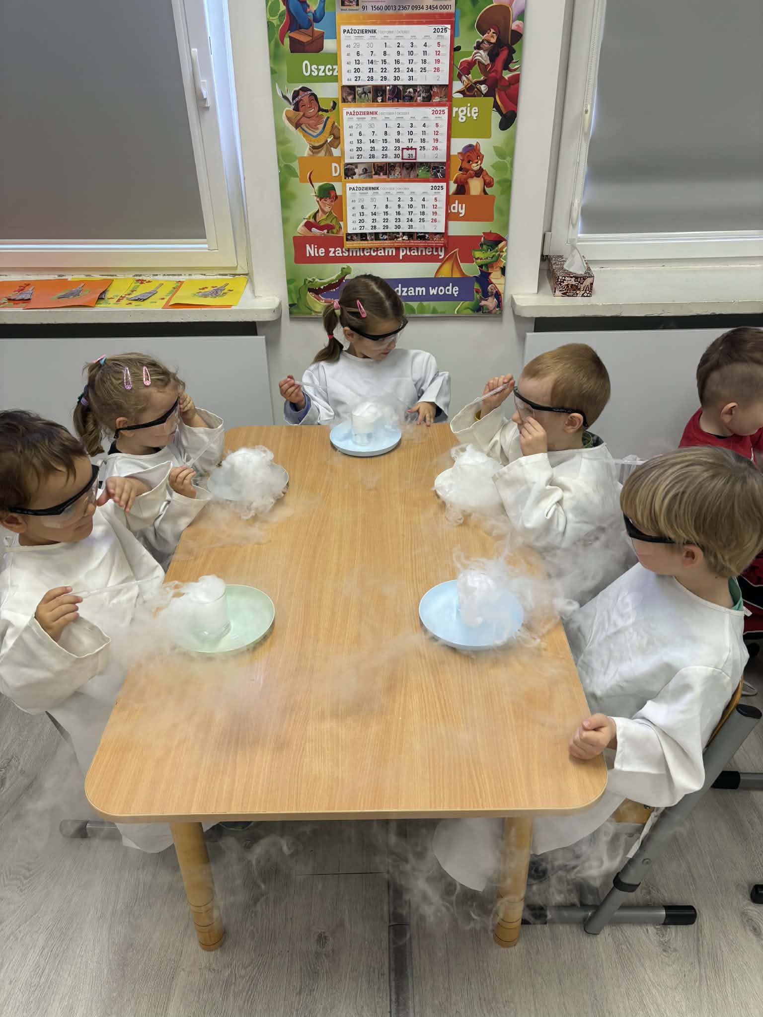 dzieci podczas warsztat&oacute;w chemicznych 