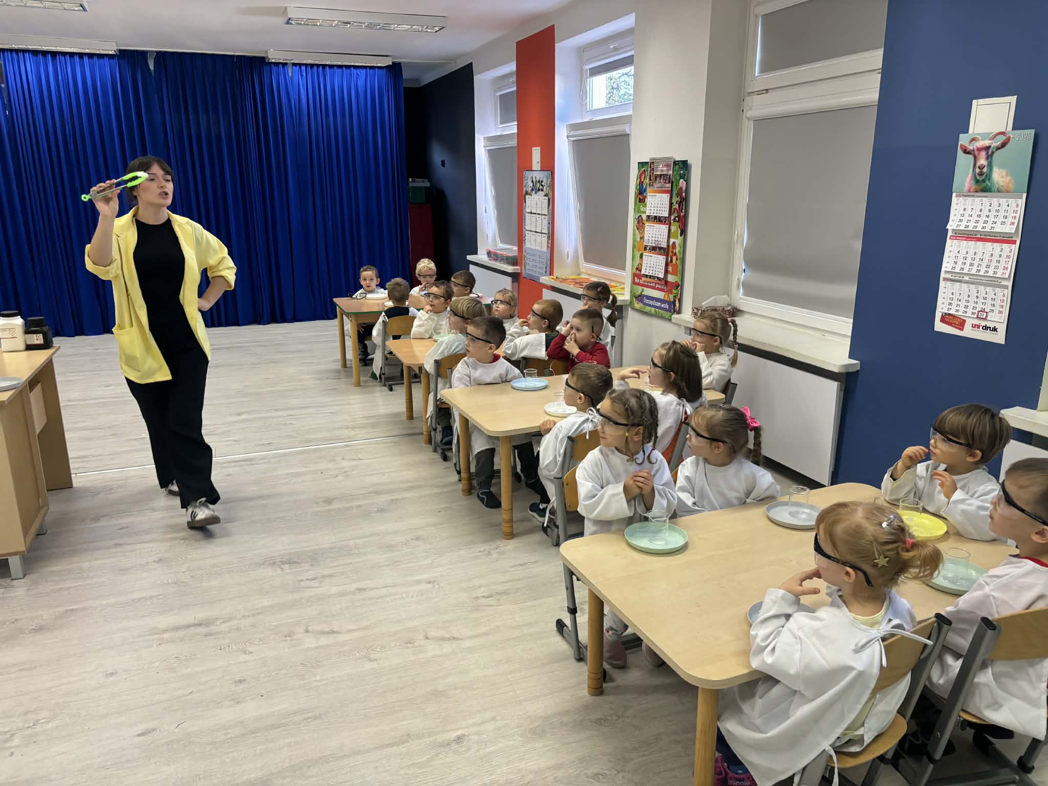 dzieci podczas warsztat&oacute;w chemicznych 