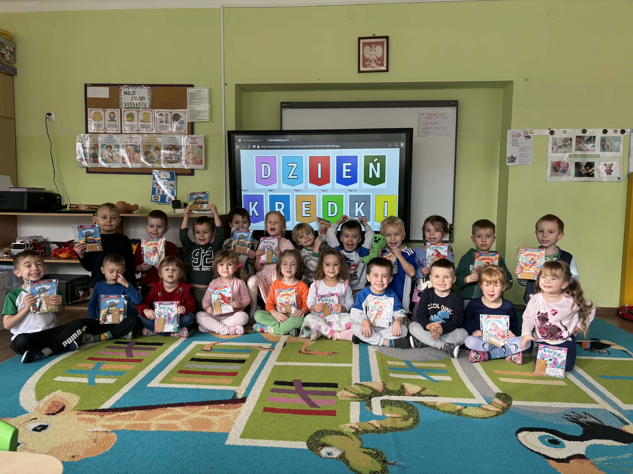 dzieci z okazji dnia kredki 