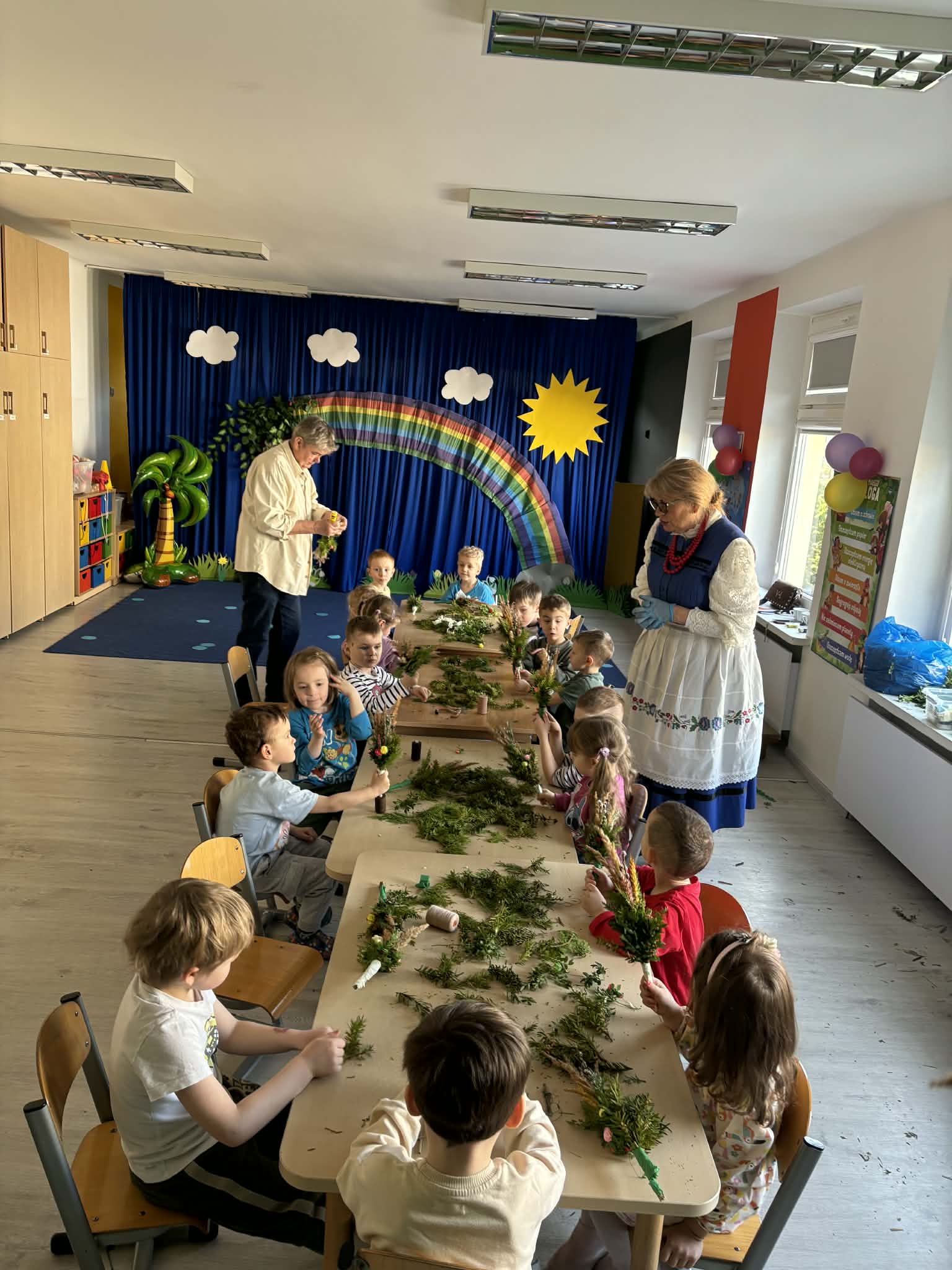 dzieci podczas warsztat&oacute;w