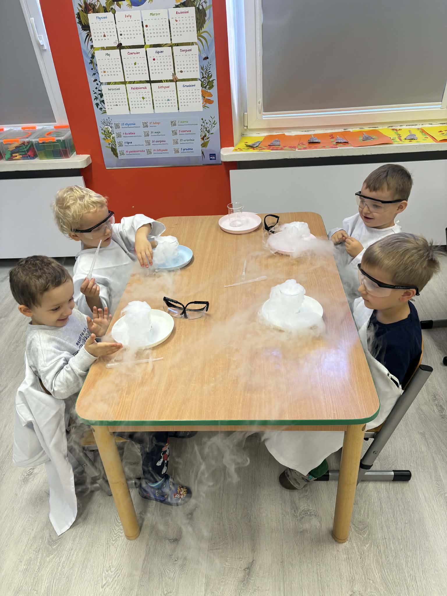 dzieci podczas warsztat&oacute;w chemicznych 