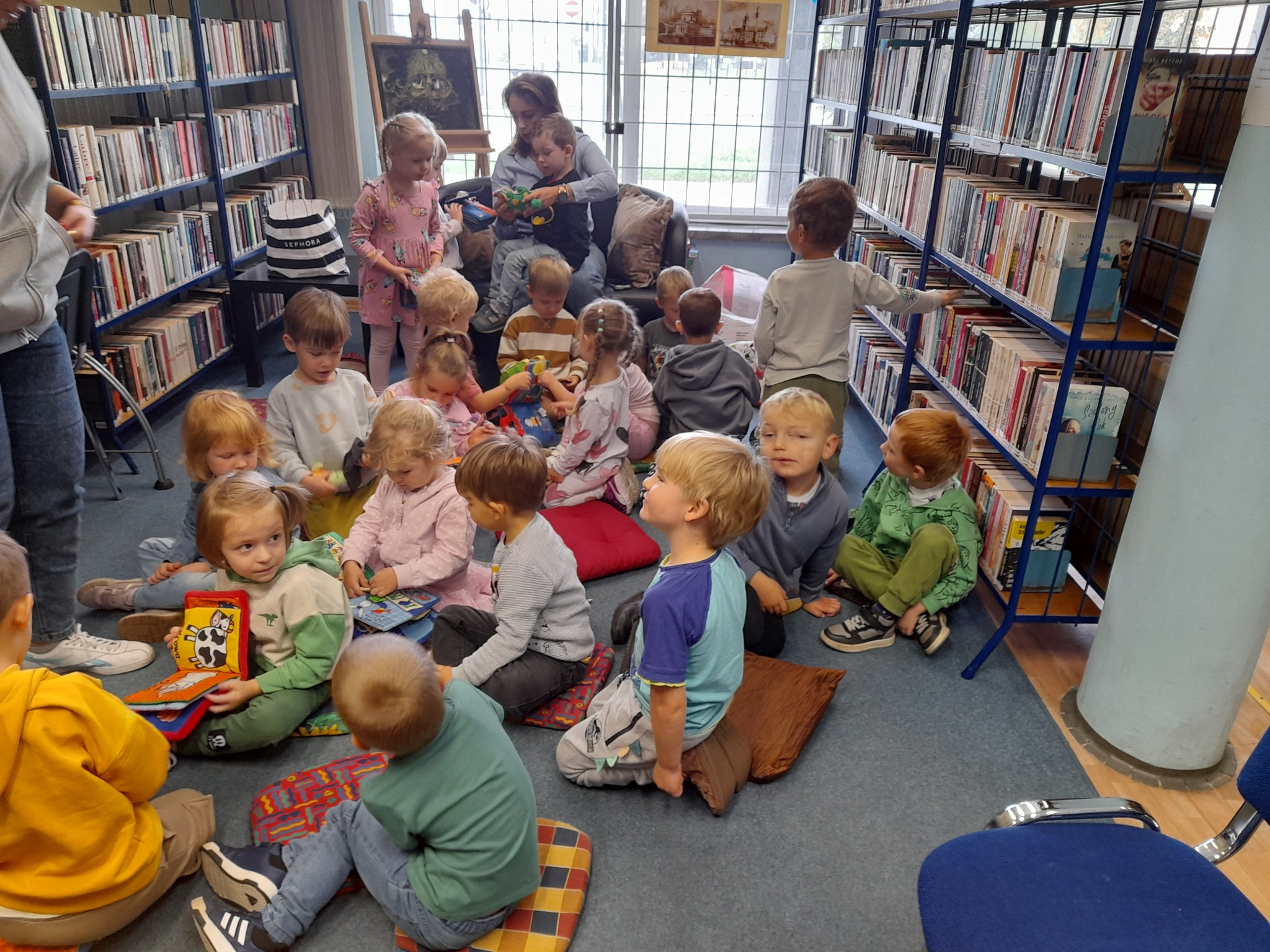 dzieci podczas zajęć w bibliotece
