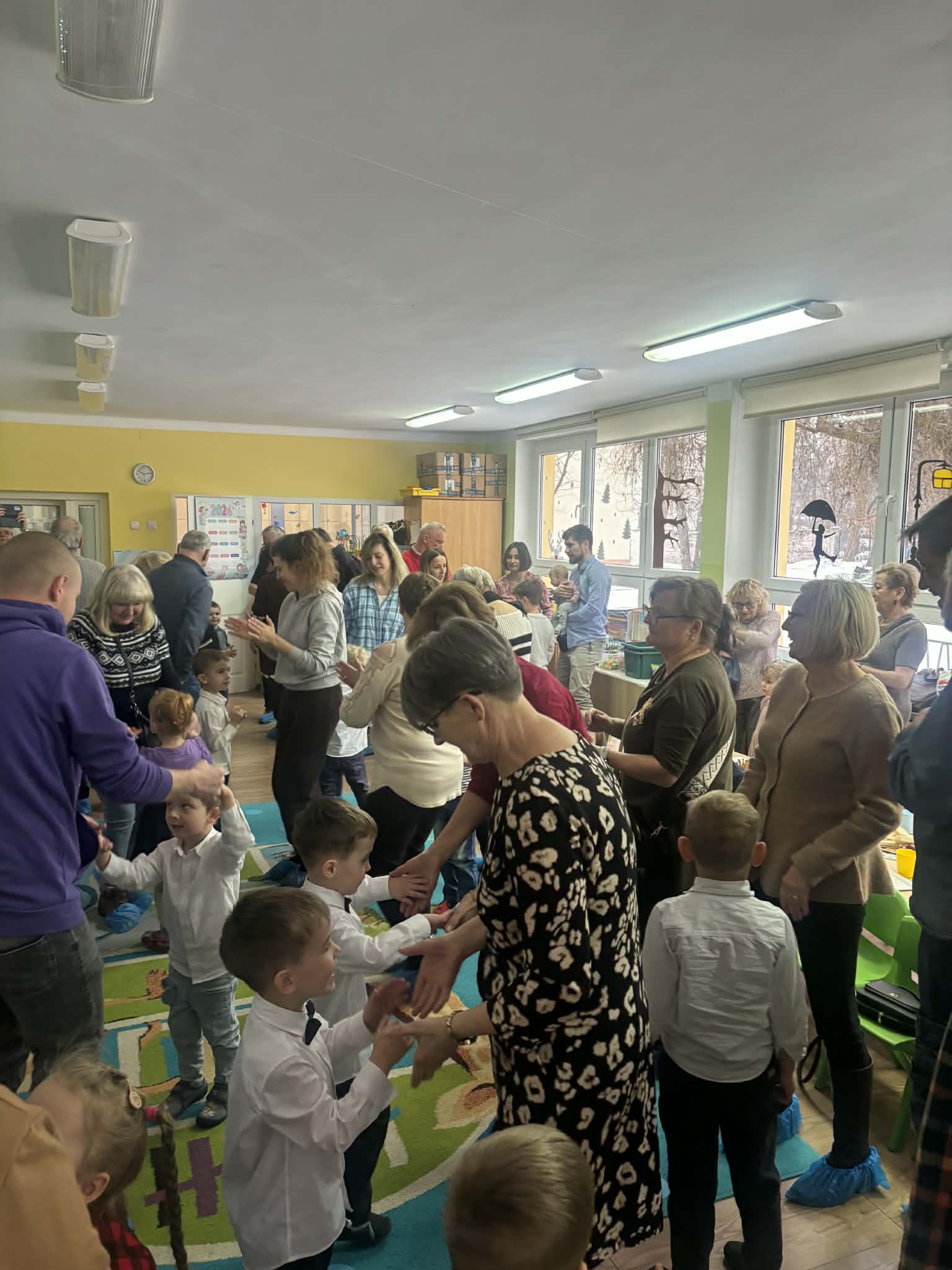 dzieci bawiące się z dziadkami