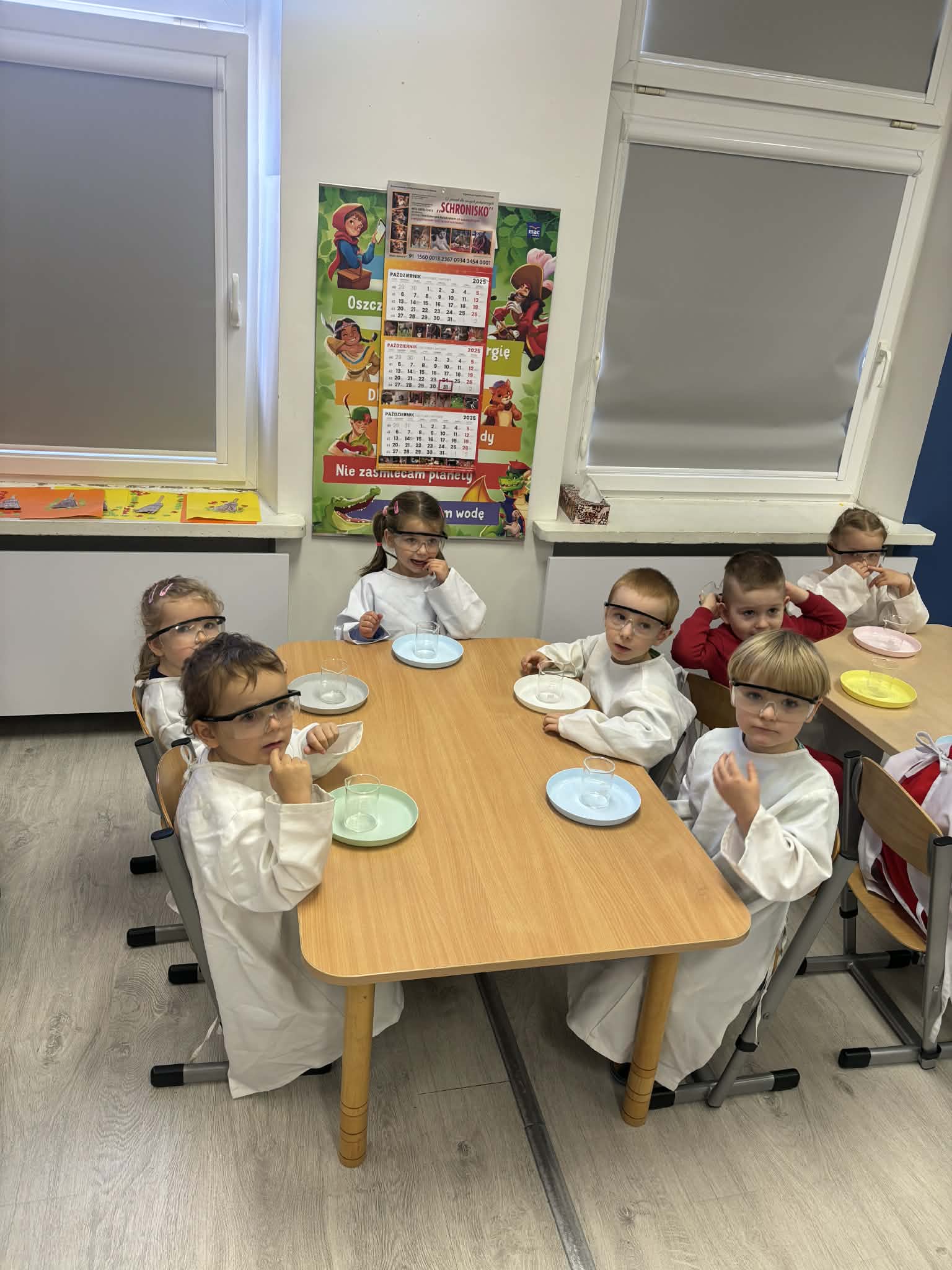 dzieci podczas warsztat&oacute;w chemicznych 