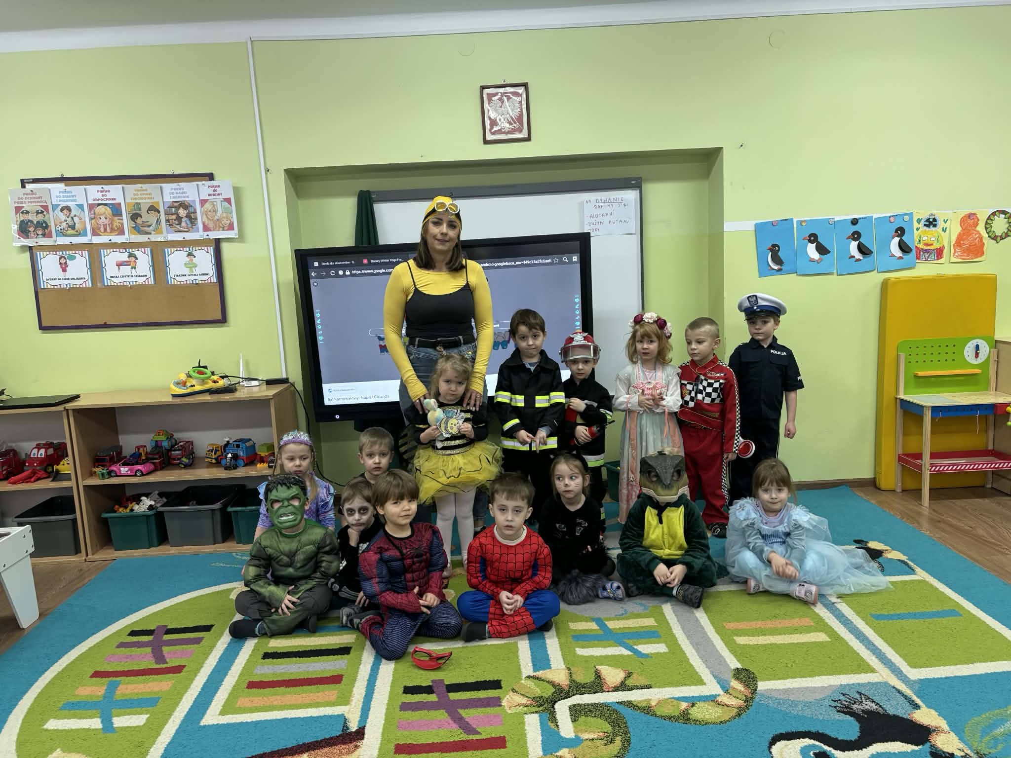 przebrane dzieci na balu karnawałowym