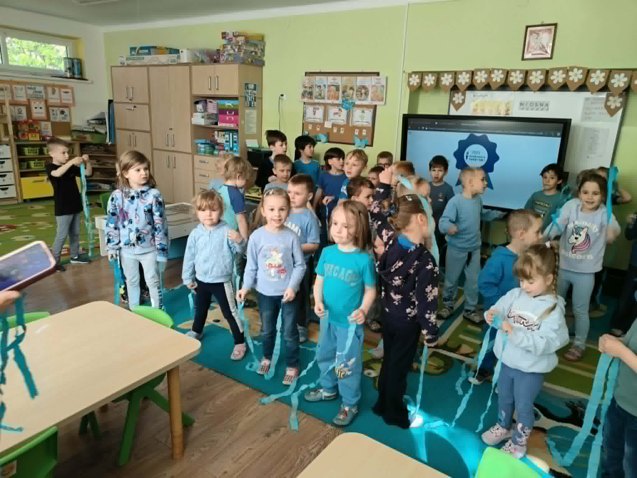 dzieci podczas tańca niebieskie igrzyska