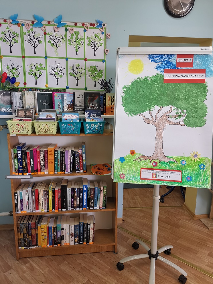 Projekt "W zielone gramy matematykę kochamy"- wystawa prac dzieci w Bibliotece Miejskiej.