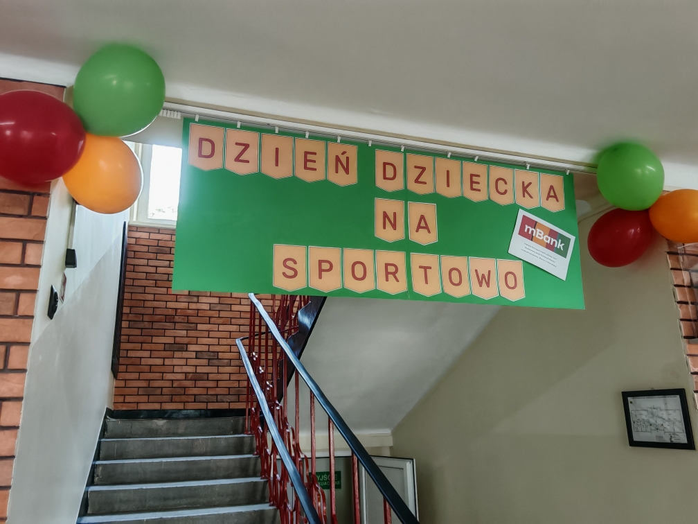 Plakat informujący o zorganizowanym Dniu Dziecka na sportowo.